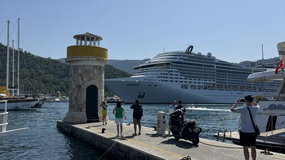 "MSC Divina" kruvaziyeri Marmaris'e 4 bin 249 turist getirdi