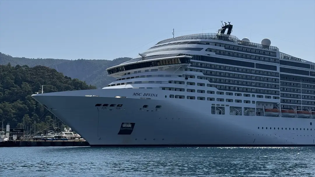 "MSC Divina" kruvaziyeri Marmaris'e 4 bin 249 turist getirdi