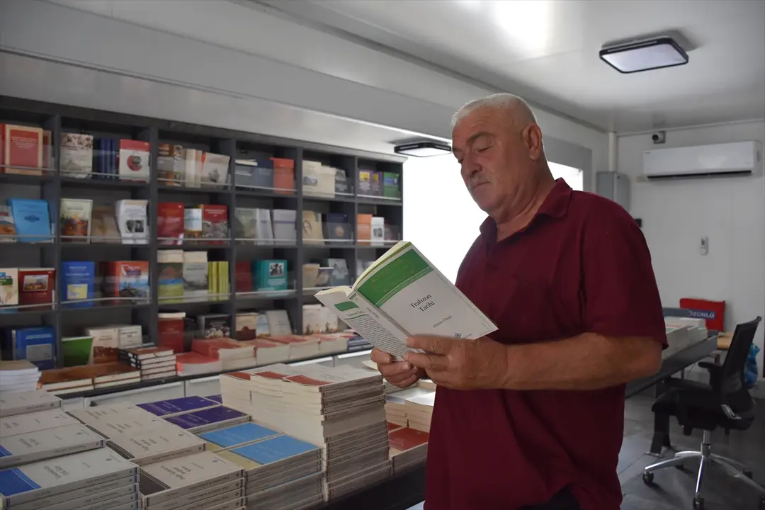 TTK mobil kitap mağazası Trabzon'da okurlarla buluştu