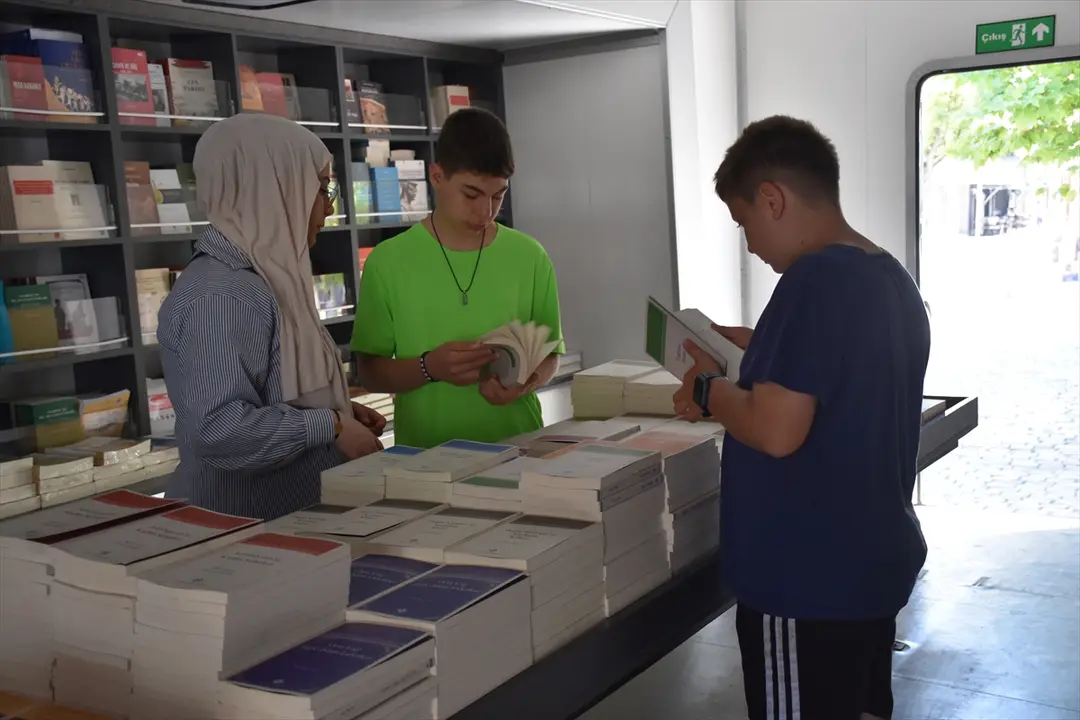 TTK mobil kitap mağazası Trabzon'da okurlarla buluştu