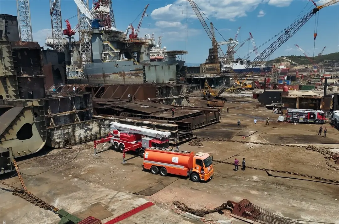 İzmir'de sökümü yapılan gemide çıkan yangın söndürüldü