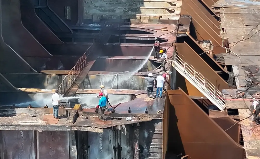 İzmir'de sökümü yapılan gemide çıkan yangın söndürüldü