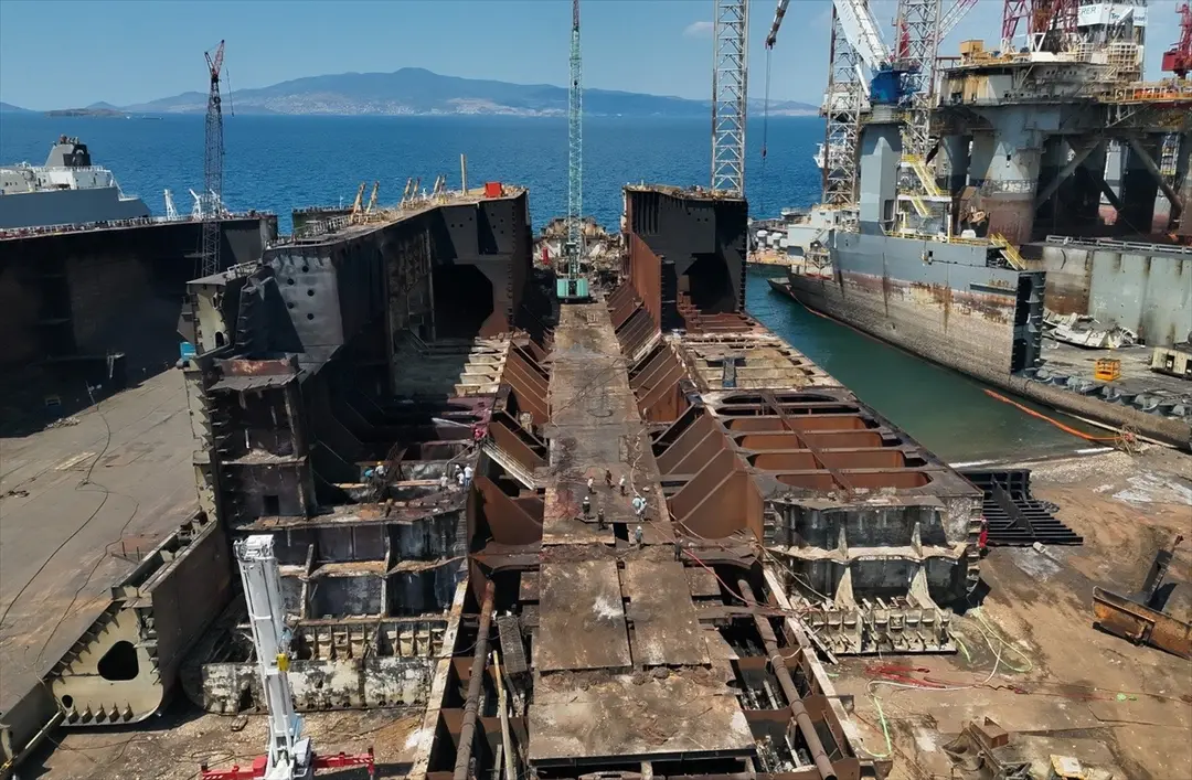 İzmir'de sökümü yapılan gemide çıkan yangın söndürüldü