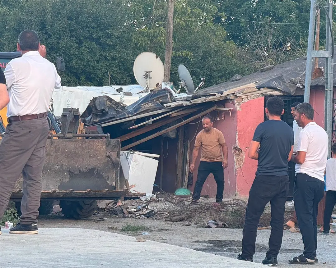Arnavutköy'de kaza: Kontrolden çıkan otomobil eve çarptı, 5 yaralı