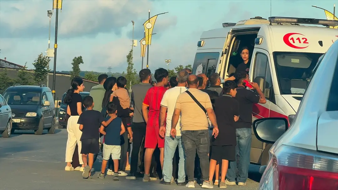 Arnavutköy'de kaza: Kontrolden çıkan otomobil eve çarptı, 5 yaralı