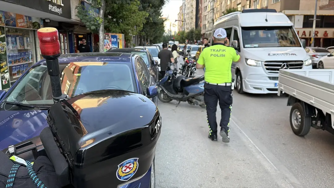 Eskişehir'de trafik kazasında 1'i polis 2 kişi yaralandı
