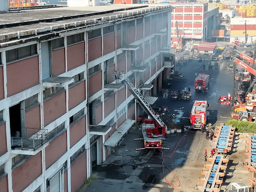 İzmir Limanı'ndaki Yangın Kontrol Altına Alındı: Bina Söndürüldü