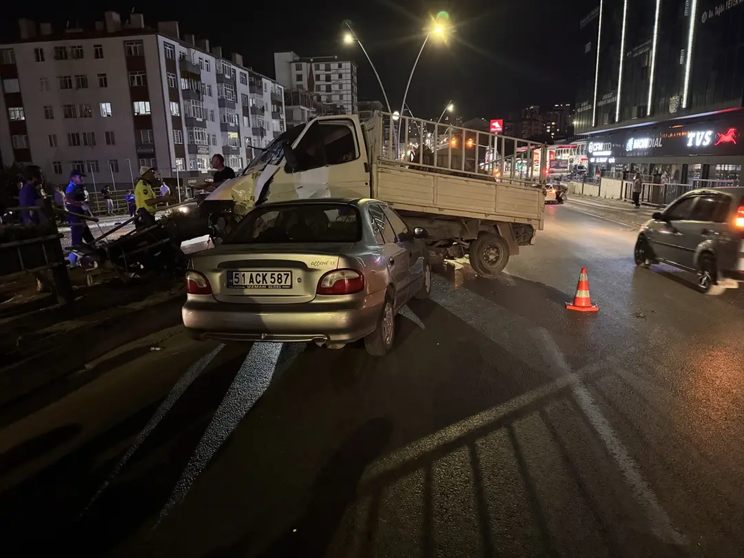 Niğde'de zincirleme kaza: 3 araç çarpıştı, 4 yaralı hastanede