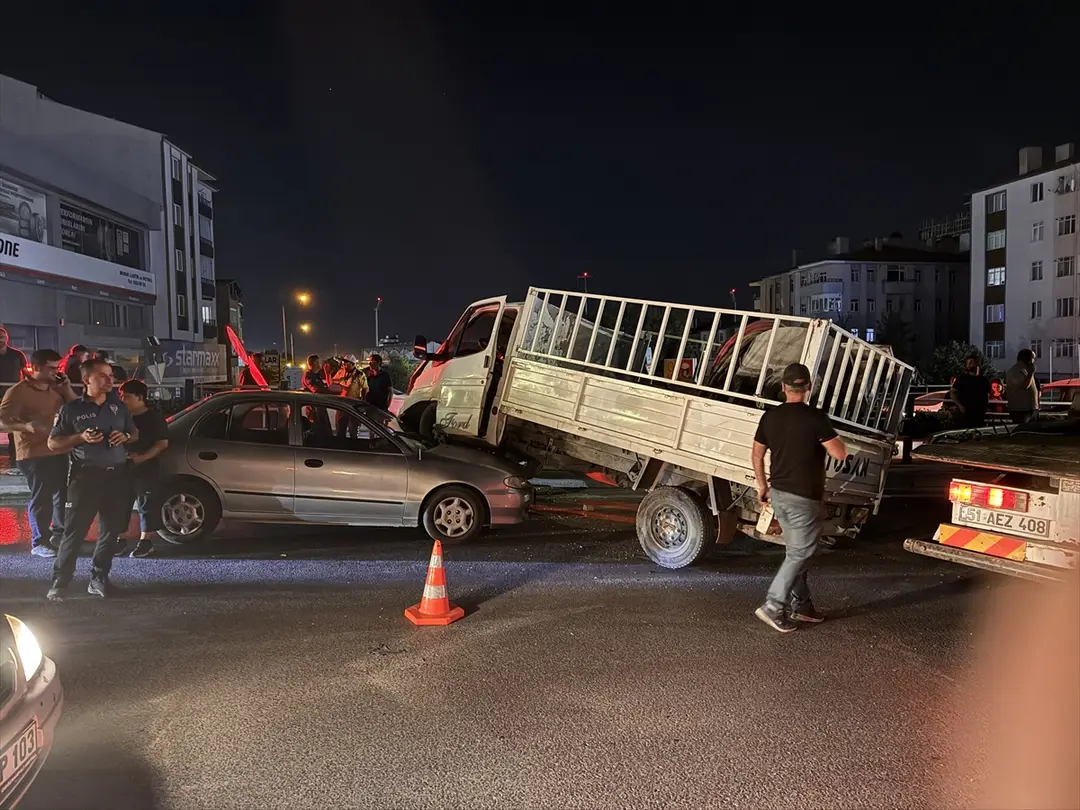 Niğde'de zincirleme kaza: 3 araç çarpıştı, 4 yaralı hastanede