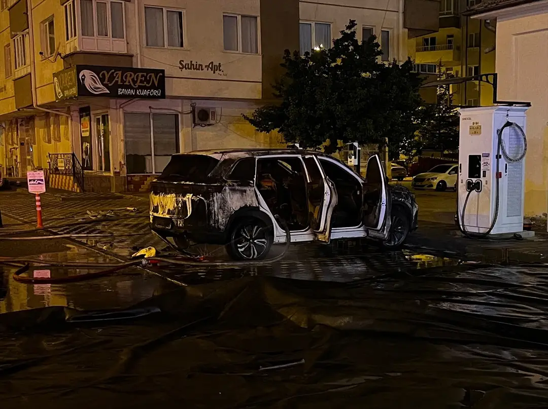 Kayseri'de şarj istasyonunda elektrikli otomobil yandı