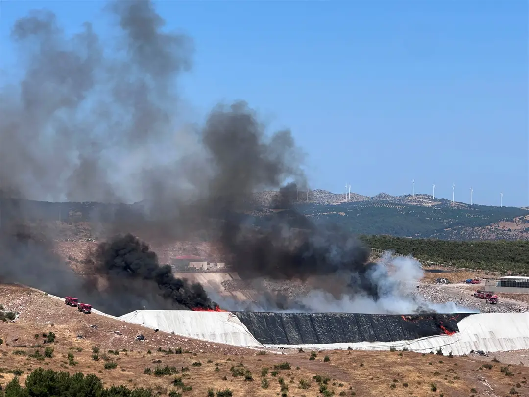 Çanakkale'de Katı Atık Tesisinde Yangın: Ekipler Müdahale Ediyor