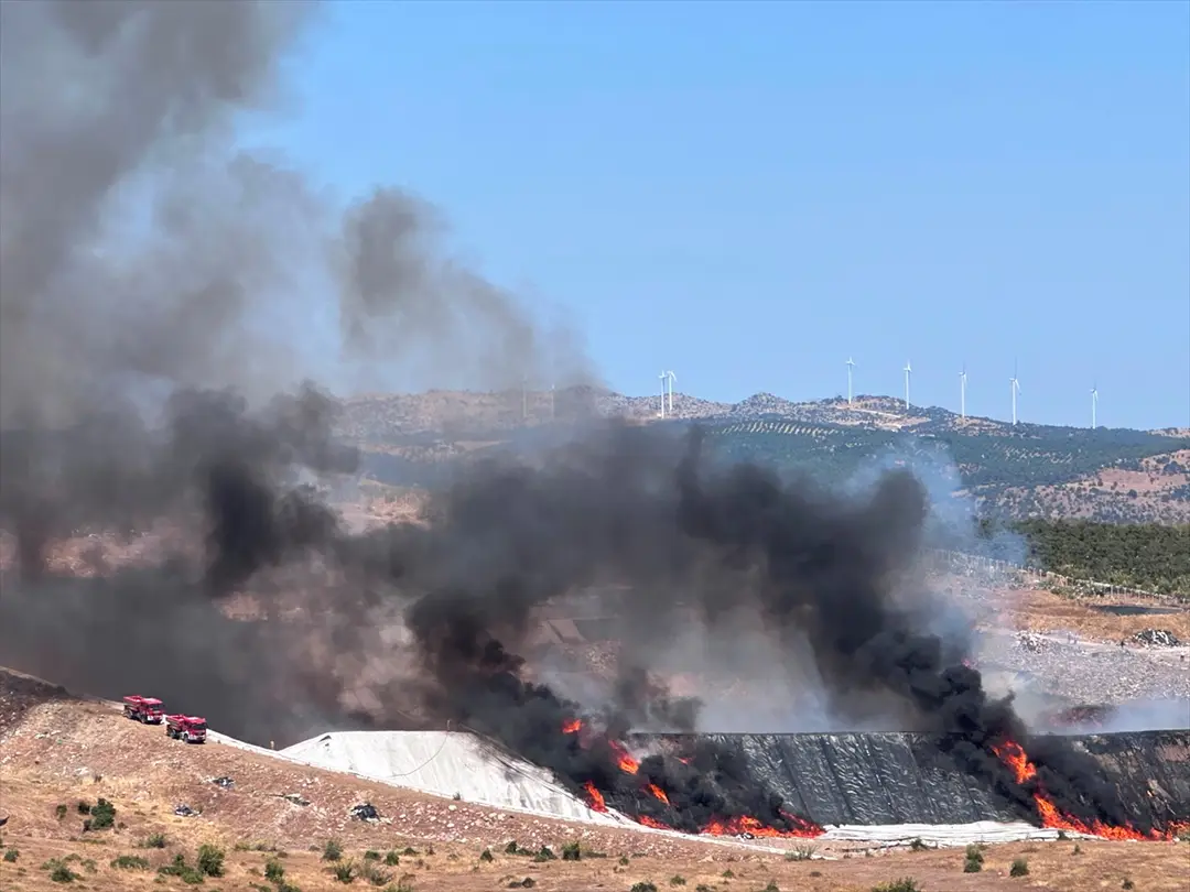 Çanakkale'de Katı Atık Tesisinde Yangın: Ekipler Müdahale Ediyor