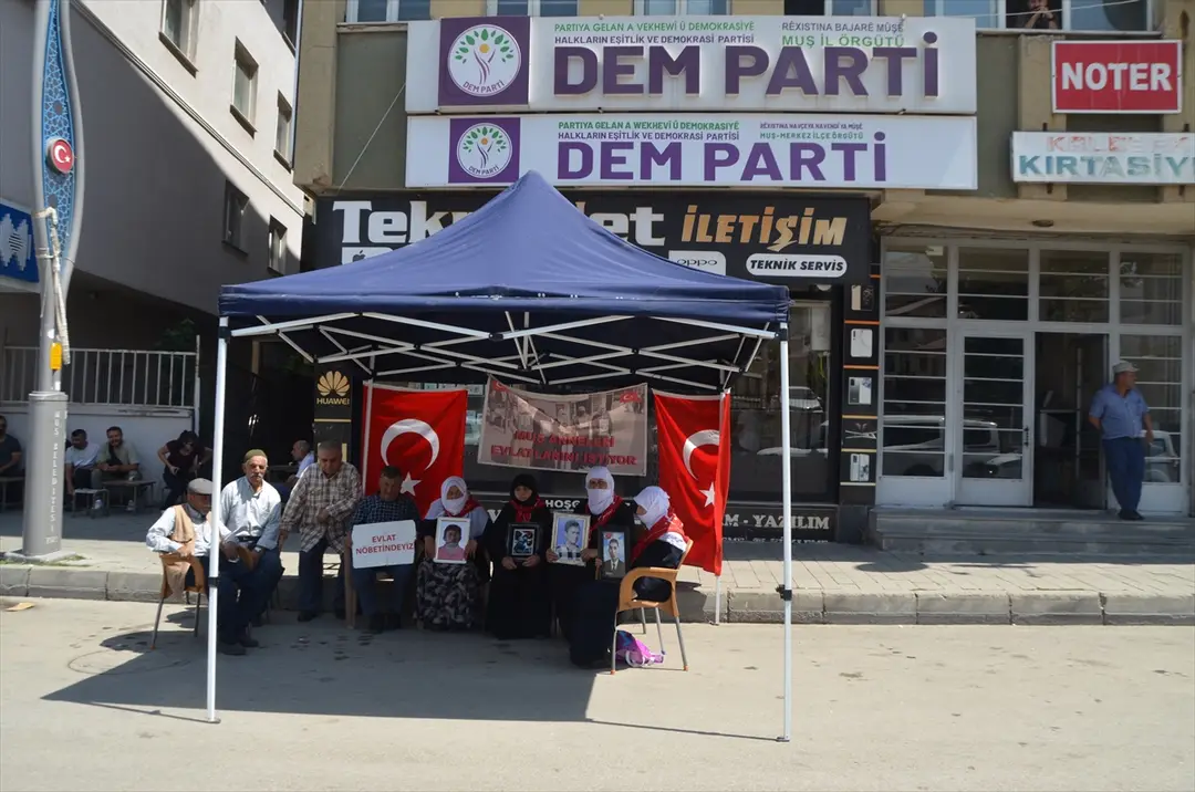 Muşlu aileler DEM Parti binası önündeki eylemlerini sürdürdü
