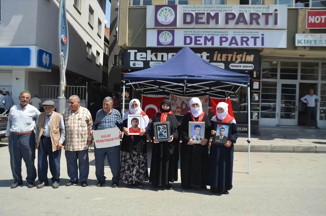 Muşlu aileler DEM Parti binası önündeki eylemlerini sürdürdü