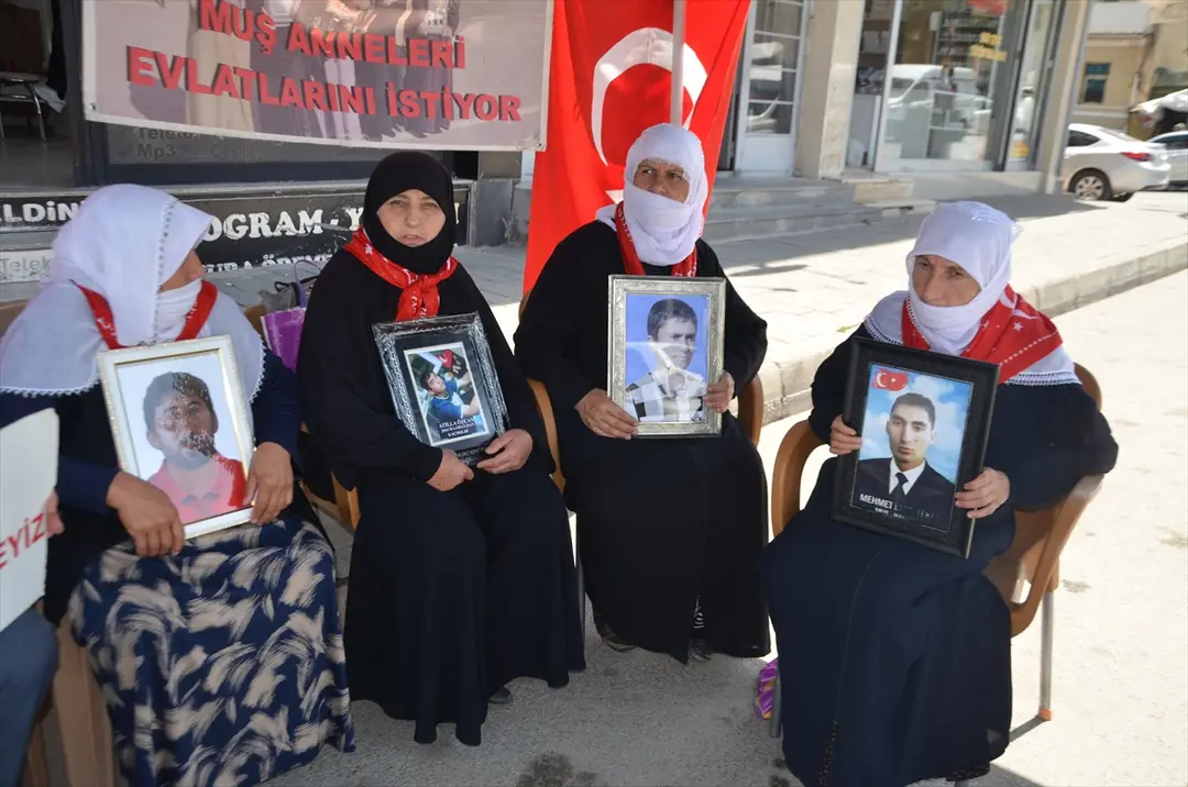 Muşlu aileler DEM Parti binası önündeki eylemlerini sürdürdü