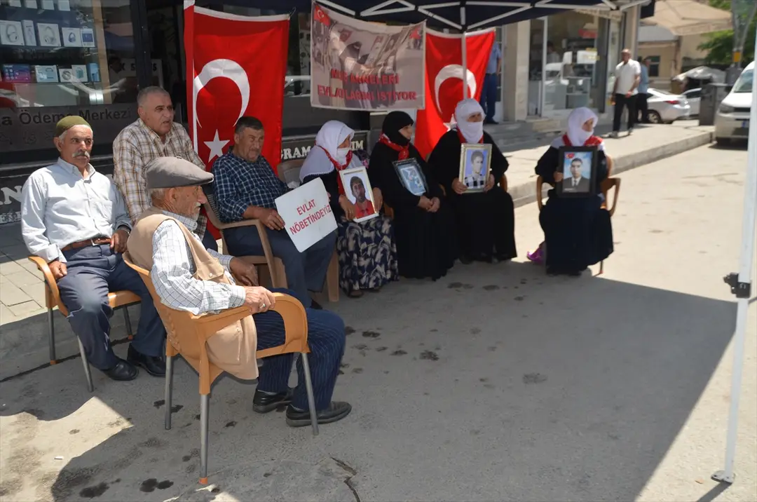 Muşlu aileler DEM Parti binası önündeki eylemlerini sürdürdü
