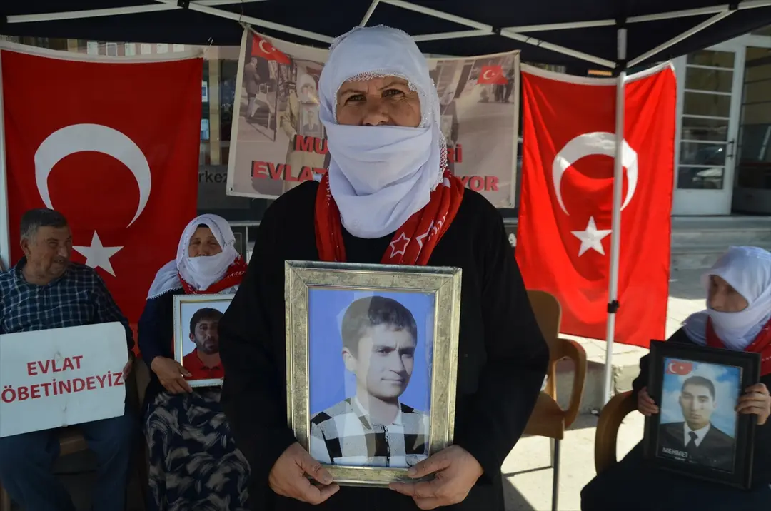 Muşlu aileler DEM Parti binası önündeki eylemlerini sürdürdü