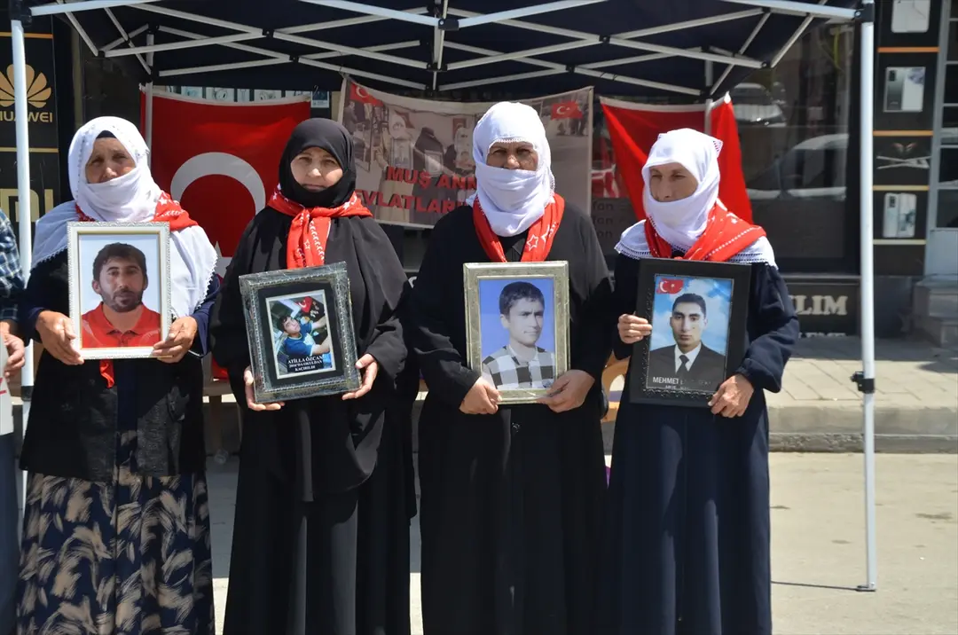 Muşlu aileler DEM Parti binası önündeki eylemlerini sürdürdü