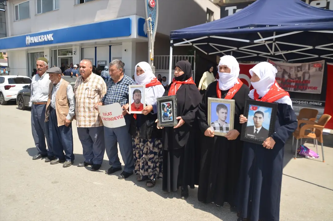 Muşlu aileler DEM Parti binası önündeki eylemlerini sürdürdü