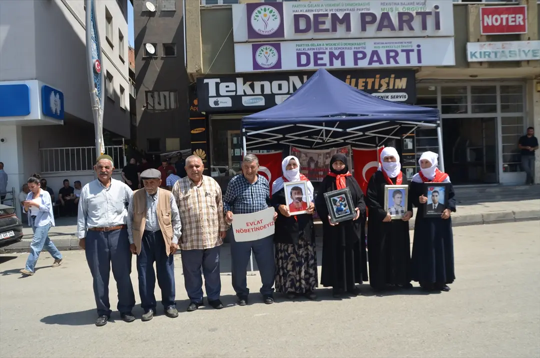 Muşlu aileler DEM Parti binası önündeki eylemlerini sürdürdü