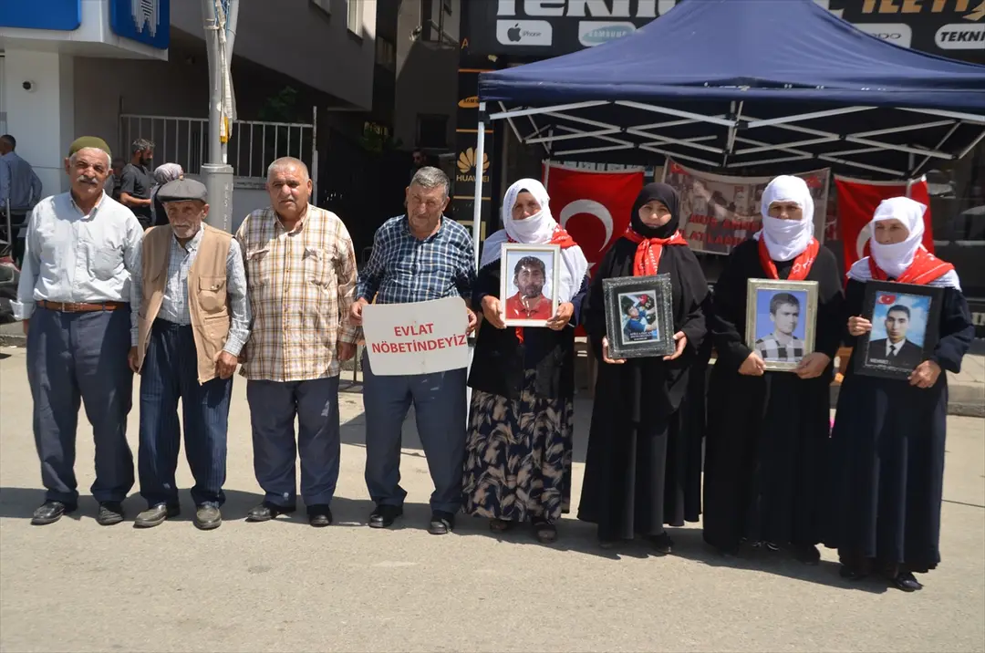 Muşlu aileler DEM Parti binası önündeki eylemlerini sürdürdü