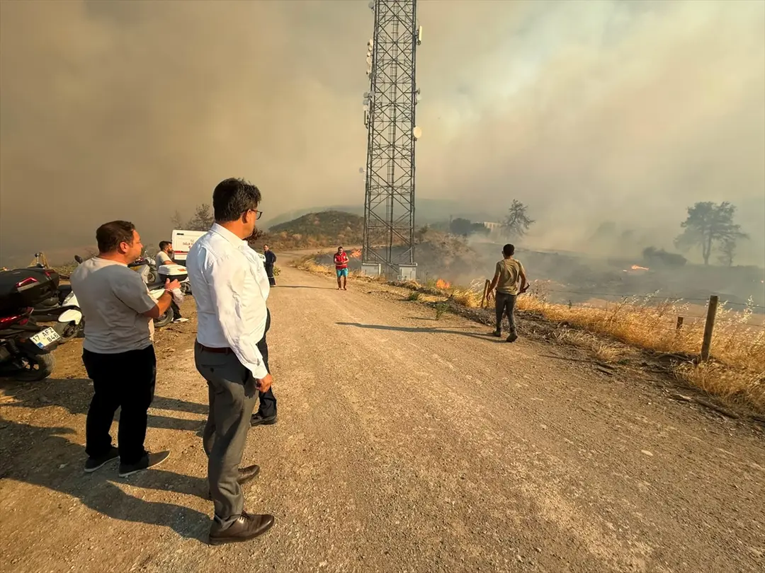 Çanakkale merkezdeki ormanlık alanda çıkan yangına müdahale ediliyor
