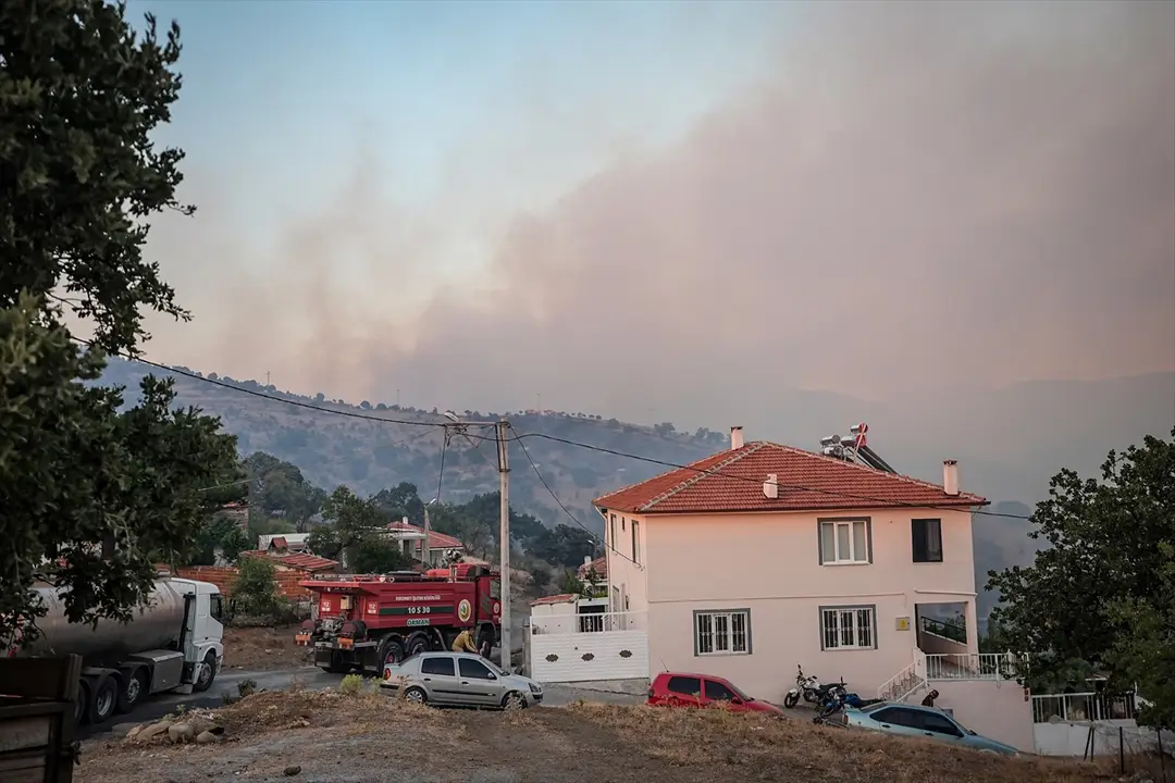 Balıkesir Valisi Ustaoğlu, bölgedeki yangınlara ilişkin açıklama yaptı