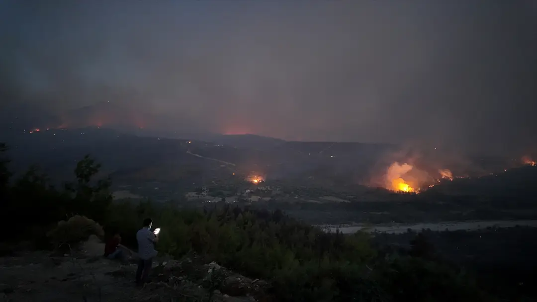 Vali Akbıyık: Seydikemer yangınına 23 hava aracıyla müdahale sürüyor