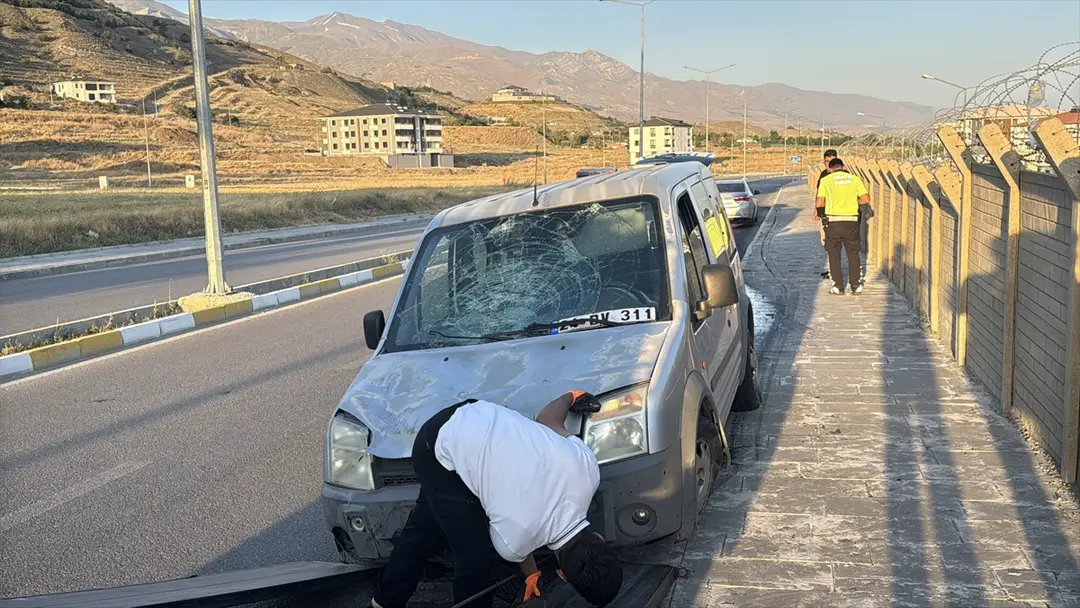 Erzincan'da kaza: Hafif ticari araç bisiklete çarptı, 2 yaralı