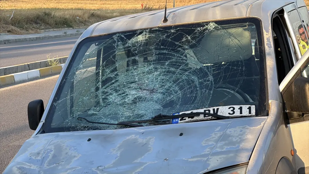 Erzincan'da kaza: Hafif ticari araç bisiklete çarptı, 2 yaralı