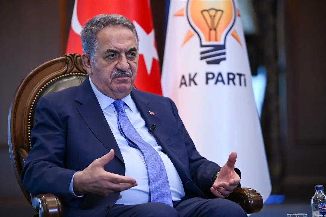 AK Parti milletin olduğu yerde duran bir partidir
