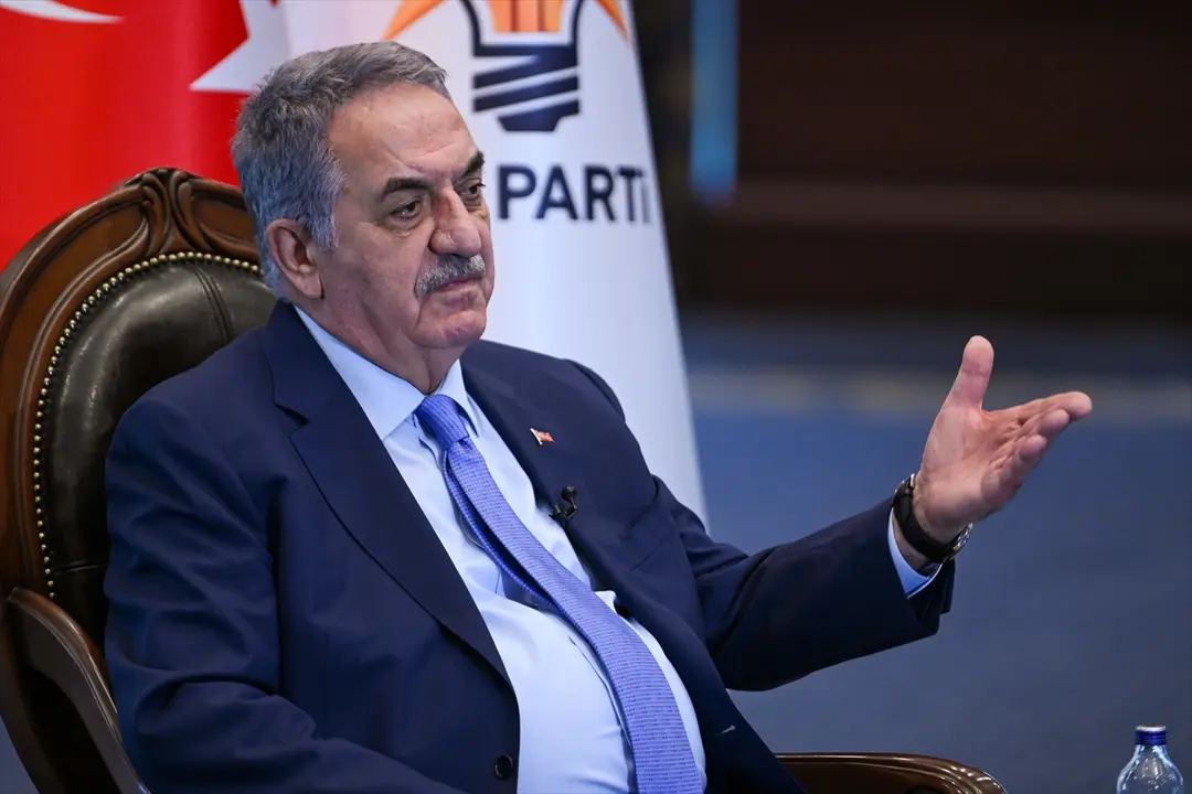 AK Parti milletin olduğu yerde duran bir partidir