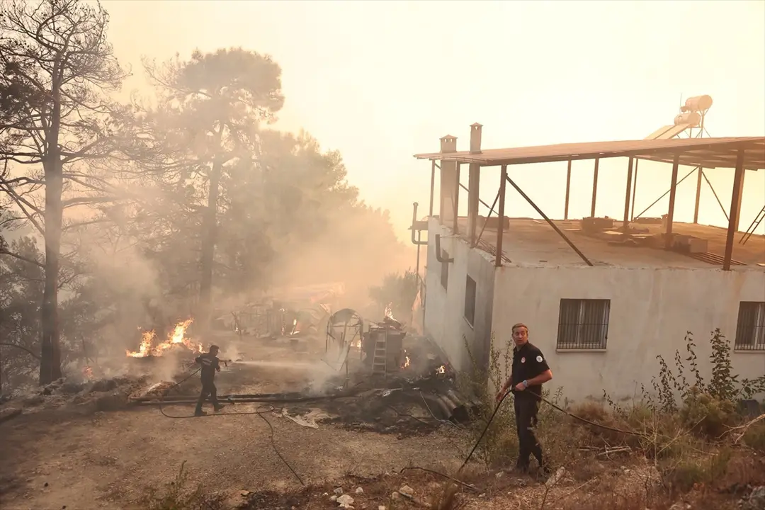 Muğla Seydikemer'deki orman yangınına müdahale sürüyor