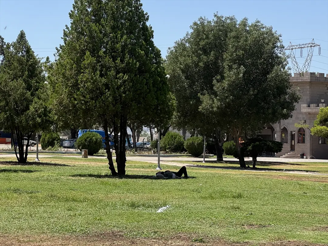Kilis ve Kahramanmaraş'ta sıcak hava günlük yaşamı etkiliyor