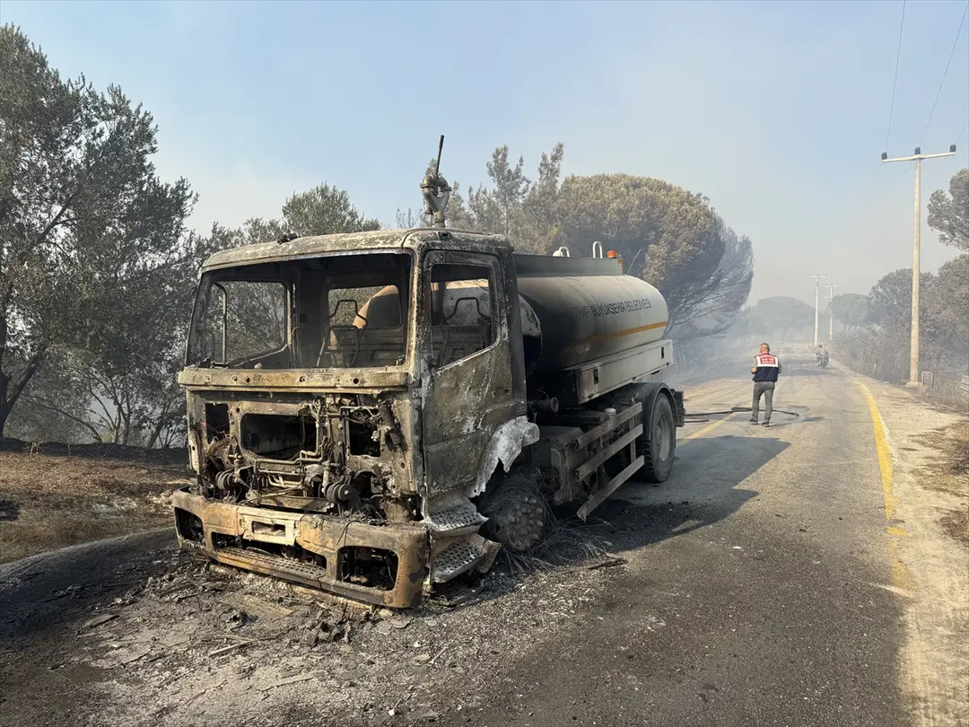Balıkesir'deki orman yangınına müdahale sürüyor: Tahliyeler
