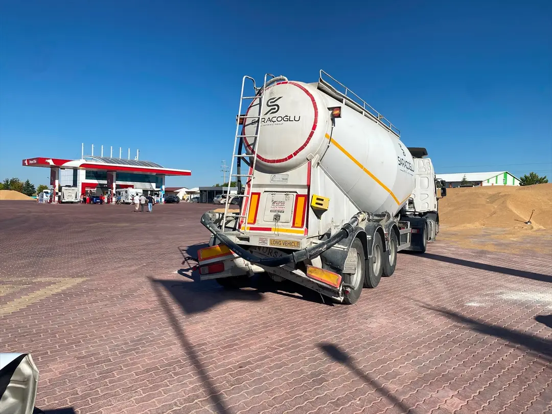 Aksaray'da kaza: Otomobil tankere çarptı, 5 yaralı