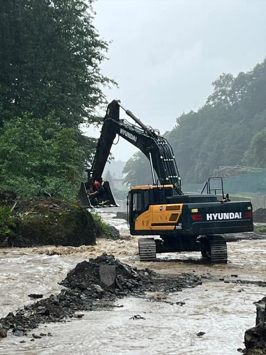 Rize'de dere kenarında mahsur kalan kadın iş makinesiyle kurtarıldı