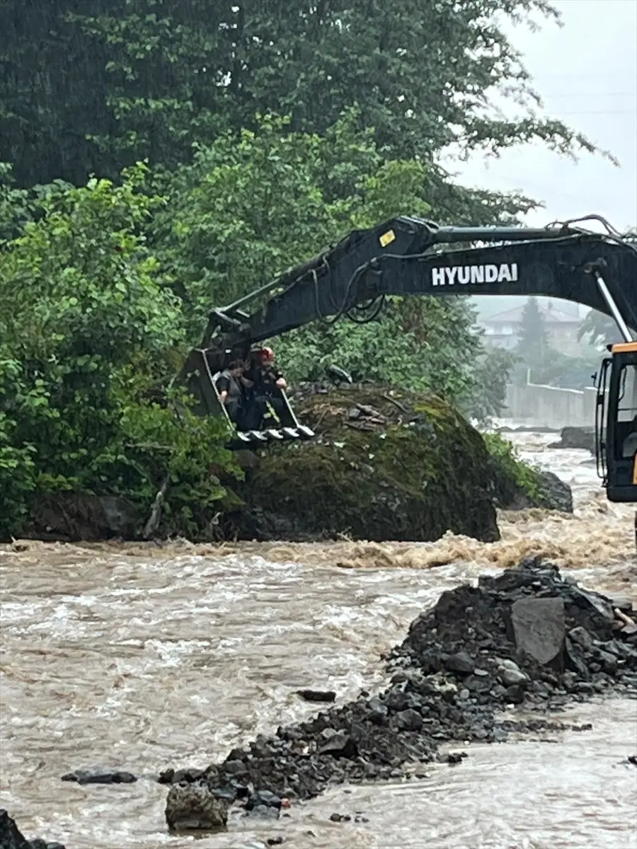 Rize'de dere kenarında mahsur kalan kadın iş makinesiyle kurtarıldı