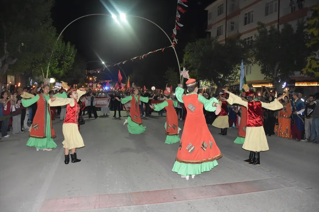 Karaman'da 8. Türk Dünyası Şöleni 'Türkçe Aşkı' yürüyüşüyle başladı