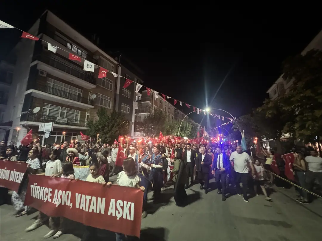 Karaman'da 8. Türk Dünyası Şöleni 'Türkçe Aşkı' yürüyüşüyle başladı