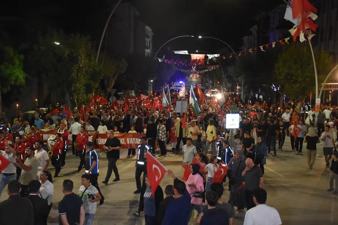 Karaman'da 8. Türk Dünyası Şöleni 'Türkçe Aşkı' yürüyüşüyle başladı
