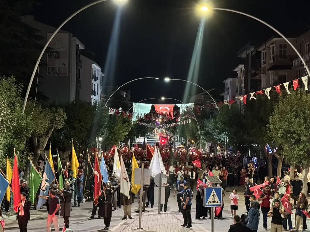Karaman'da 8. Türk Dünyası Şöleni 'Türkçe Aşkı' yürüyüşüyle başladı