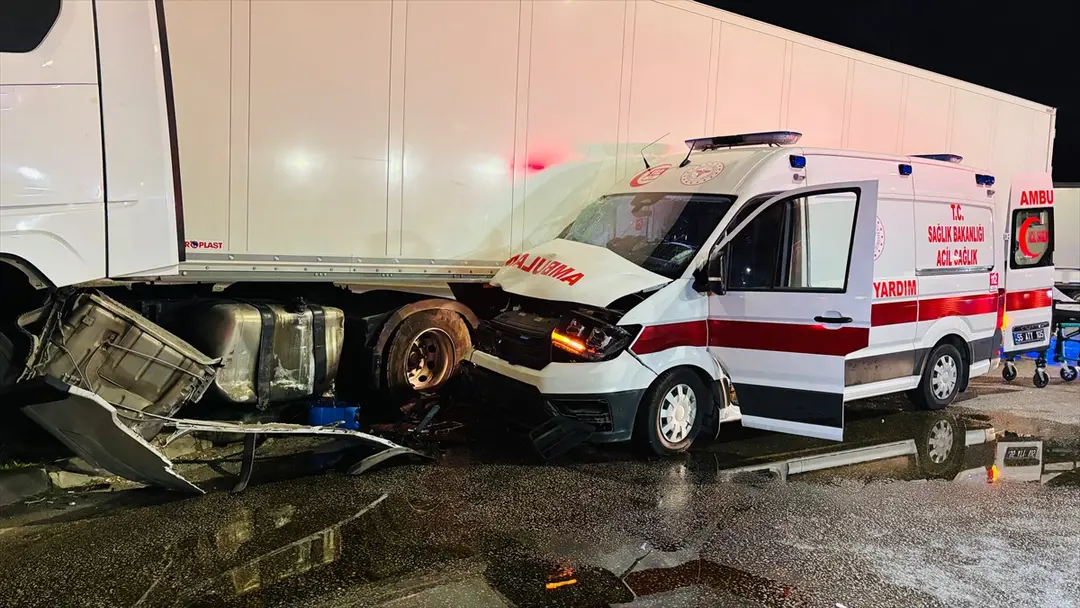 Samsun'da ambulans ve tır kazası: 6 kişi yaralandı