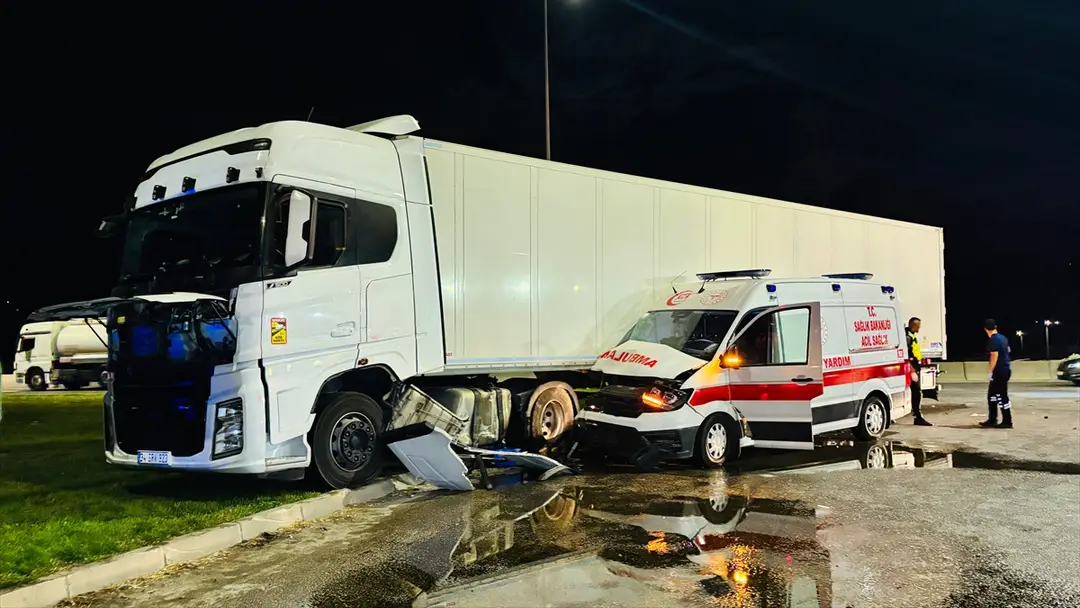 Samsun'da ambulans ve tır kazası: 6 kişi yaralandı