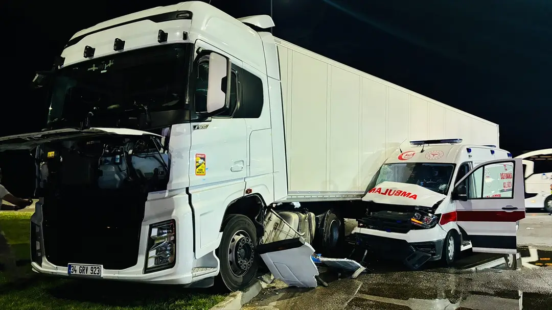 Samsun'da ambulans ve tır kazası: 6 kişi yaralandı