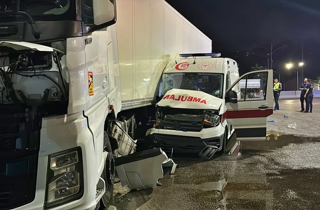 Samsun'da ambulans ve tır kazası: 6 kişi yaralandı