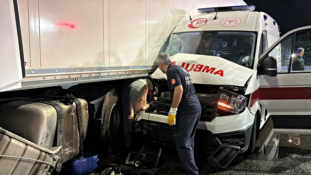 Samsun'da ambulans ve tır kazası: 6 kişi yaralandı