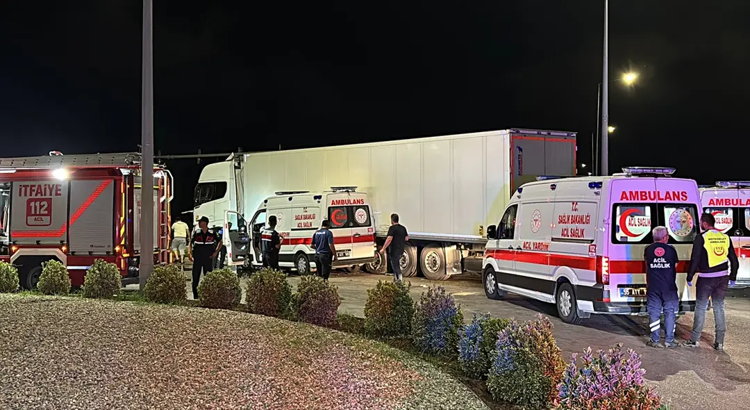 Samsun'da ambulans ve tır kazası: 6 kişi yaralandı