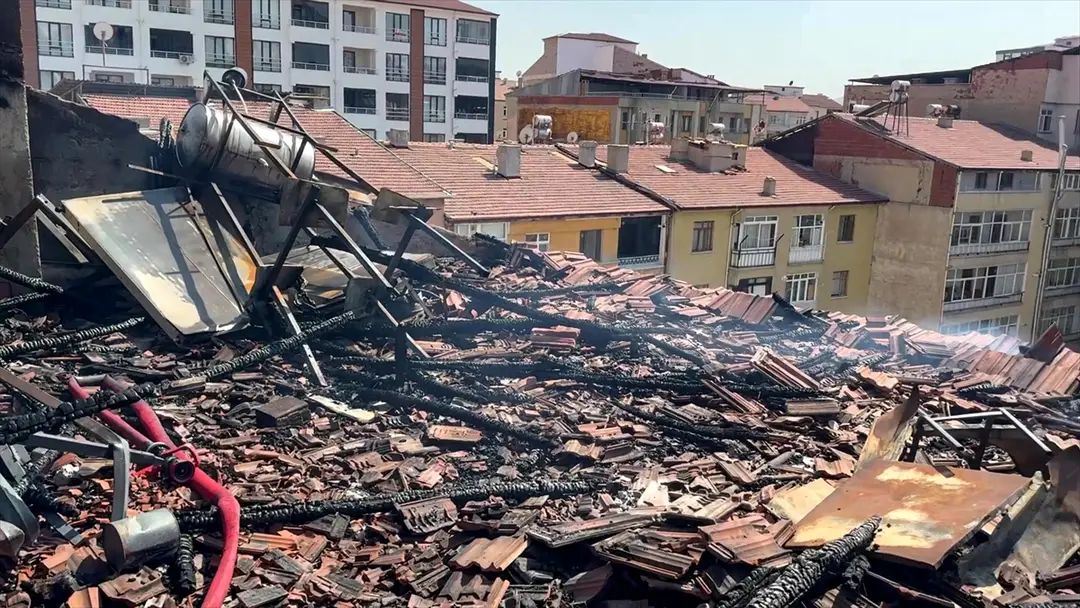 Elazığ'da apartman yangını: Bir kişi dumandan etkilendi
