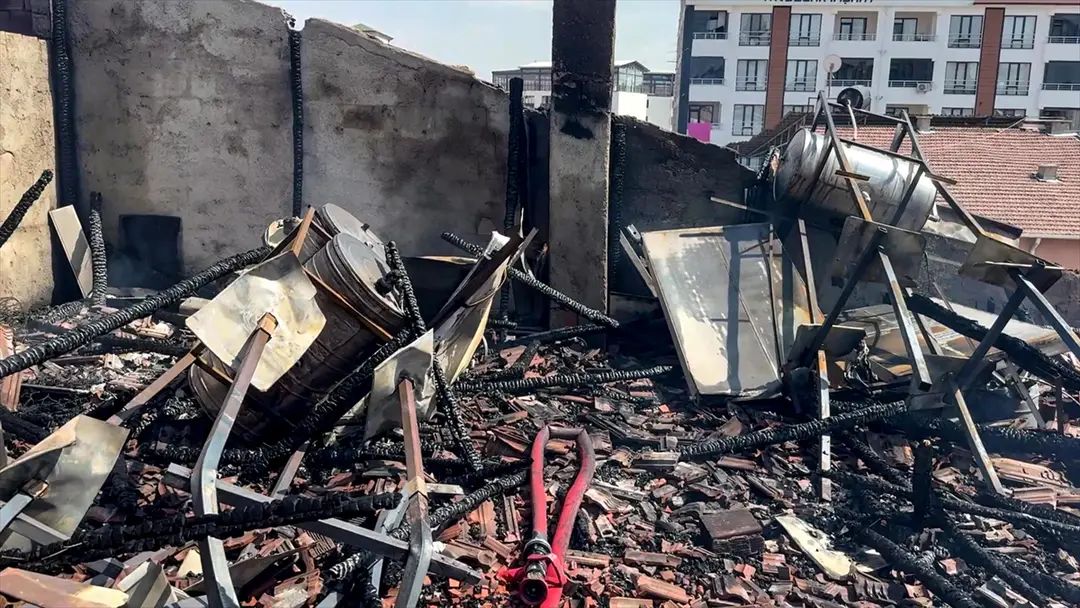 Elazığ'da apartman yangını: Bir kişi dumandan etkilendi